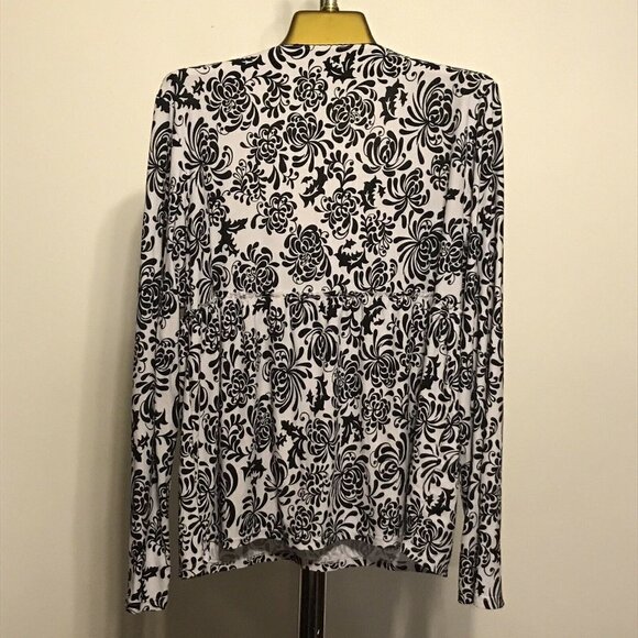 Kathryn. Size Large. Stretch Top. Gathering under bust all around. Comfy. B20 - Picture 5 of 6